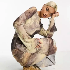 Klänning från ASOS - Helt oanvänd med prislappar kvar, fick hem i fel storlek och glömde returnera i tid. Klänningen har två lager, det första lagret är kortare så den är absolut inte genomskinlig. Nypris är 550 kr och helt slutsåld på deras hemsida. 