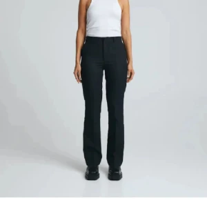 Kostymbyxor  - Kostymbyxor från Bik Bok i storlek 34 (xs) modell Vilma 🤍🥂