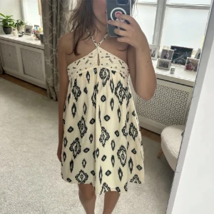 Zara klänning - Söker!!!!! Söker denna klänningen från zara. Söker i s eller xs! Kan betala bra pris!💘💘skriv till mig om ni har💘💘