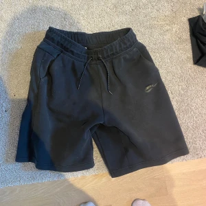 Nike tech shorts - Fina Nike tech shorts. Storleken är 170 men känns som S/M på. Tveka inte att fråga om ni har några funderingar. 