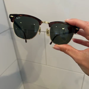 Ray-Ban Clubmaster solglasögon  - Rensar bland alla märkesbågar för att ge plats till nya. Alla äkta. Vissa med fodral, andra utan.  Dessa har orginalfodral med. 