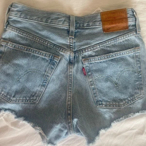 Levis jeans shorts - Fina Levis shorts i bra skick i modellen 501!  Passar till allt och använda fåtal gånger! 🌷
