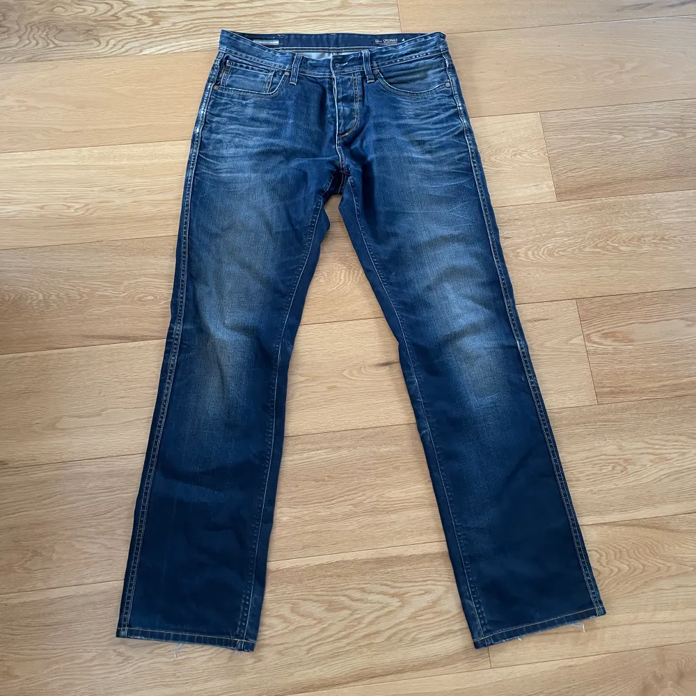 Tja säljer ett par old school Jack and Jones jeans i en modell som inte görs längre. Jeans är i storlek 34/34 och är Loose fit.. Jeans & Byxor.