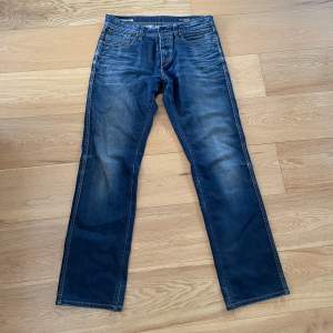 Tja säljer ett par old school Jack and Jones jeans i en modell som inte görs längre. Jeans är i storlek 34/34 och är Loose fit.