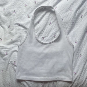 Topp - Topp i vit från h&m! Storlekslappen är avklippt men skulle ana att den är XS-S. Säljer då jag inte kommer till användning av denna topp längre.