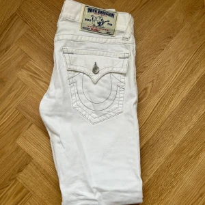 True Religion Jeans strlk:40 - Vita true Religion skinny selektion  Helt perfekt skick som nya Storlek 40 amerikansk 