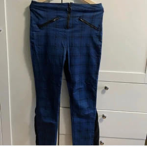 Två shorts + långbyxor - Blåa långbyxor + två par svarta shorts (utförlig beskrivning finns i de enskilda annonserna). 