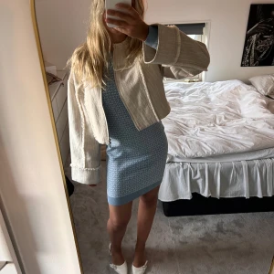 Micheal kors klänning (Blå) - Aödrog använd, som ny. Klänningens material är gjord av viskos, nylon & elastan. Tyget är tjockt. 