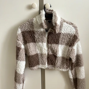 Fluffig kofta - Aldrig använt. Tvättad. Köpt från SHEIN 