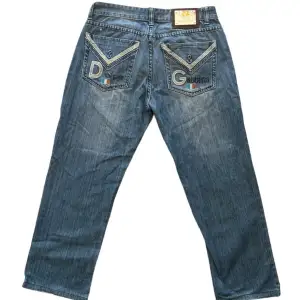 Dolce gabbana jeans från 2000 tal, bra skick självklart äkta. 42cm midja, 97cm längd.