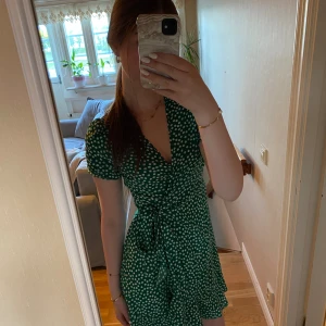 Klänning - Super söt grön klänning i strl S från Nelly🌸Den är helt oanvänd, nyskick! Pris kan diskuteras och det är bara att höra av dig vid frågor😚