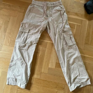 Cargo trousers  - Cargo trousers köpt från Ginattricot u storlek 36. Byxorna har aldrig använts. 