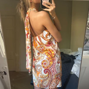 Klänning - Säljer denna klänning i superbra skick då den inte kommit mycket till användning!💗