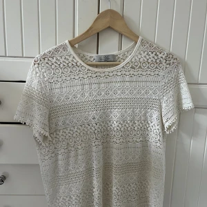 Vit spetstopp - Säljer denna vita spetstopp som är i nyskick då jag aldrig använder den. Ganska gammal från flash men har bara används någon enstaka gång. Storlek M.