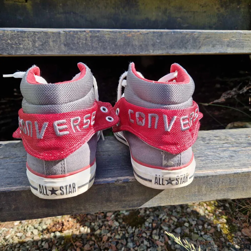 Bra skick, knappt använda! Man kan vika ner en flärp med converse märket.. Skor.