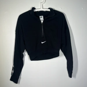 Zip hoodie Nike - Fint skick.  Halv crop Hoodie. 