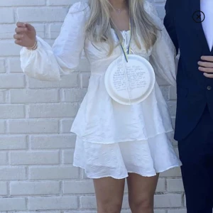 Vit klänning - Säljer denna super fina klänning då jag precis tagit studenten och inte har användning för den längre. 💕 Storlek 36. 