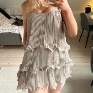 Hm volang klänning  - Super fin använt en gång 