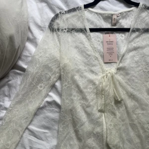 Vit spetströja - Tröjan är ifrån Nelly och aldrig använd! Superfin nu på sommaren och bra i materialet🌟