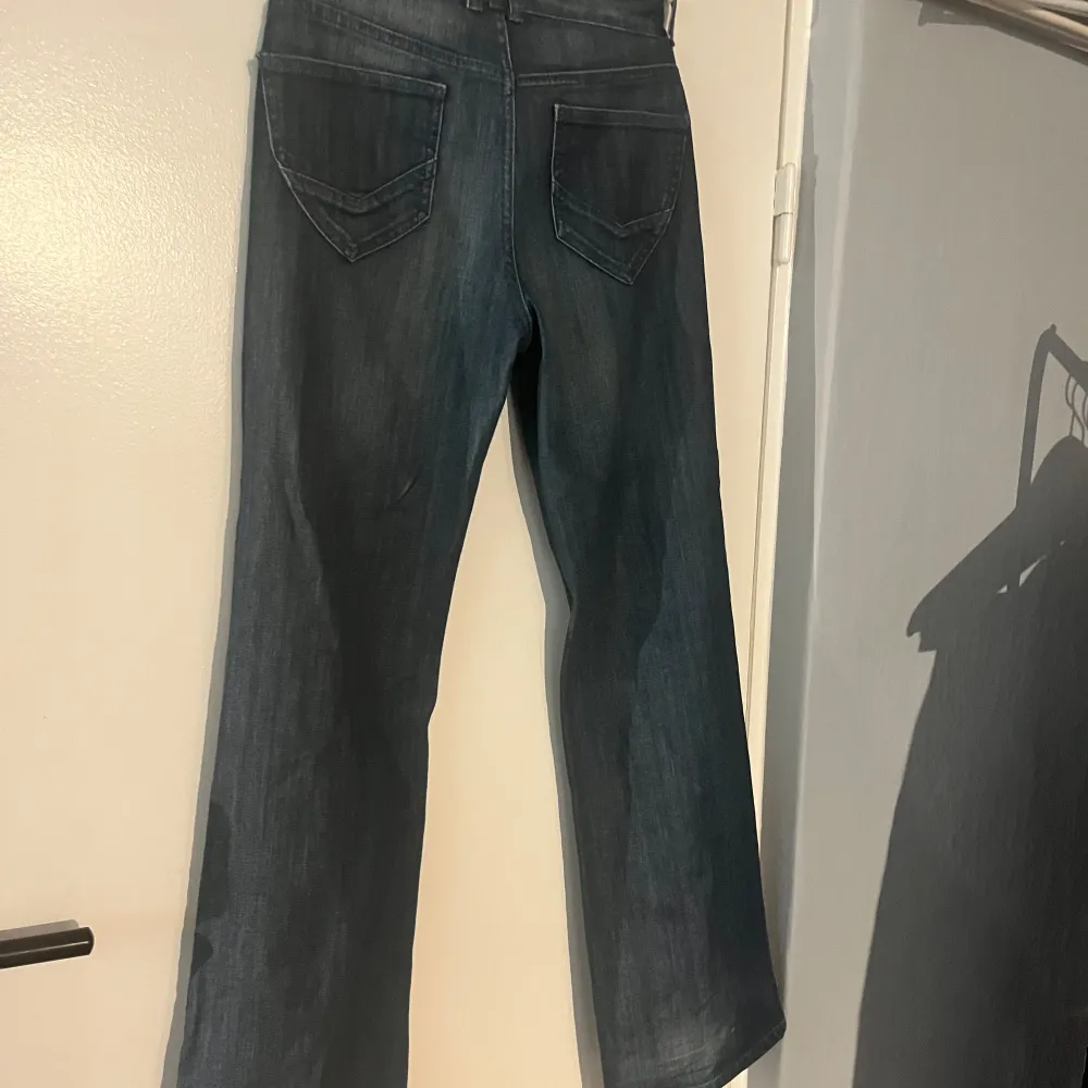 Ware Denim jeans som är lite små för mig. Jeans & Byxor.