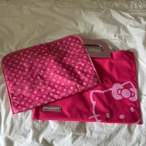 Hello Kitty väska - Den är aldrig använd och köpt från Japan för ett par år sen! Den har en liten dator fodral(?) också som kan ha böcker eller såklart datorer i. Hello kittyn på väskan glittrar i solljuset☀️ Skriv för mer bilder eller om ni är intresserade!