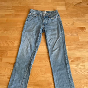 Jeans - Säljer dessa super fina jeans som tyvvär inte kommer till användning längre. Jag har användt dem 3 gånger max och dem är i super bra skick!! Skriv dm om fler frågor. 