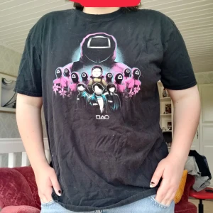 Squid Game t-shirt - Välanvänd squid Game t-shirt I bra skick, jag säljer den för jag inte har ett intresse av serien längre