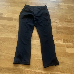 Lågmidjade kostymbyxor i ”petite ”  - Säljer ett par lågmidjade kostymbyxor från bikbok, är lite osäker på modellen men kanske säker på att dom är Vera petite💕 fler bilder kan skickas privat! Storlek 38, men upplever att de är ganska små i storleken. 