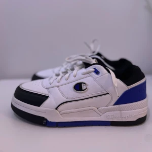  Champion skor herr - Storlek 44 men passar även 43, Vit/blå/svart, mycket bra skick, lite skavanker på ett par ställen, priset är förhandlingsbart.