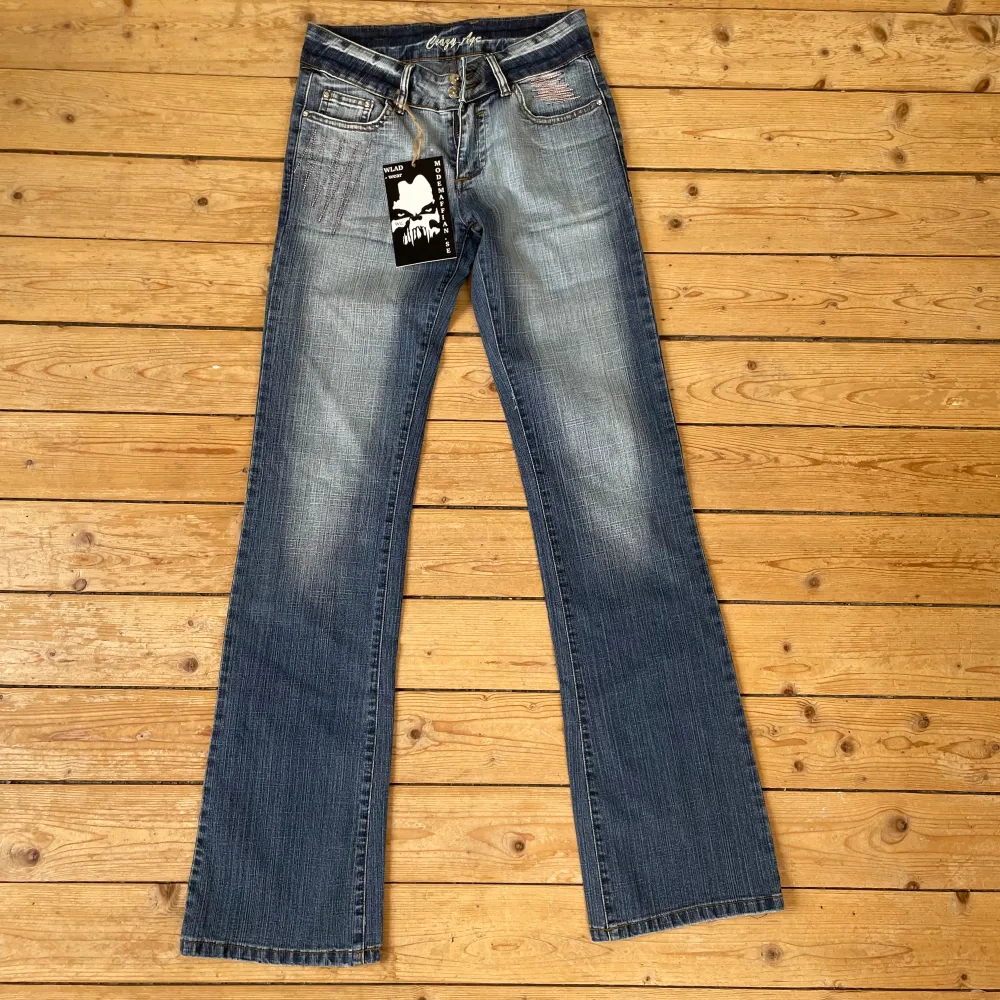 Säljer dessa snygga jeans! Storlek 26. Säljer då de är för små för mig. Skriv vid fler frågor.. Jeans & Byxor.