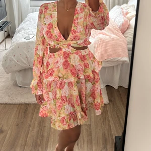midsommar klänning  - super fin klänning som är helt slutsåld på hemsidan, perfekt till midsommar!🌸🌸 pris kan diskuteras 