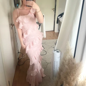 Långklänning - Säljer denna hela nya långklänningen från boohoo. Superfin och passar jättebra till midsommar eller liknande. Lappen är kvar och den är endast testad. Nypris är 800 och säljer för 400💕