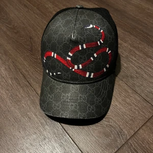 Gucci keps  - Gucci snake keps Kan mötas i Stockholm.