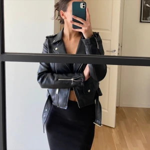 Skinnjacka - Jacka i skinnimitation med silverdetaljer, strl xs/s. Hämtas helst i Göteborg men kan även skickas mot fraktkostnad.