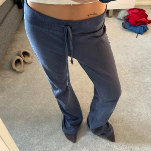 Brandy Melville mjukis - Brandy Melville mjukis. Storlek s-m. Lite slitna längst ned men inget som syns när man bär dom.