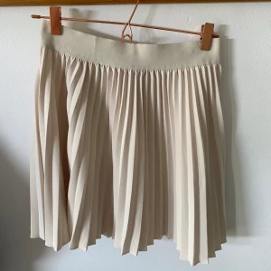 Natur/äggvit kjol 🦢 - Plisserad kjol från Gina Tricot i stl M, natur/äggvit (alltså inte kritvit😃) fint skick!