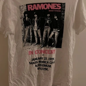 T-shirt vit med tryck  - T shirt från Hm