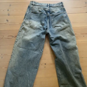 baggy jeans washed out - Baggy jeans som nya❣️ Dessa jättefina vintage Baggy jeans är en modell som heter Washed out, just dom här är nästan som nya eftersom de endast har används några få gånger. Passformen på mig som är 164cm lång når de ner till fötterna och lite till.