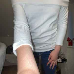 Off shoulder tröja - Säljer denna vackra off shoulder tröja jag själv gjort i slöjden🩷 väldigt billigt, finns få defekter i xs kan passa S