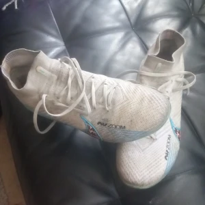 Nike Mercurial Superfly 9 elite Air Zoom - Försöker sälja mina"Nike Mercurial Superfly 9 elite Air Zoom" då jag är i behov av pengar. De är i jättebra skick men är bara smutsiga, de känns otroligt bra att spela med samt har de nikes nya matrial "flyknit" Dm vid frågor😁