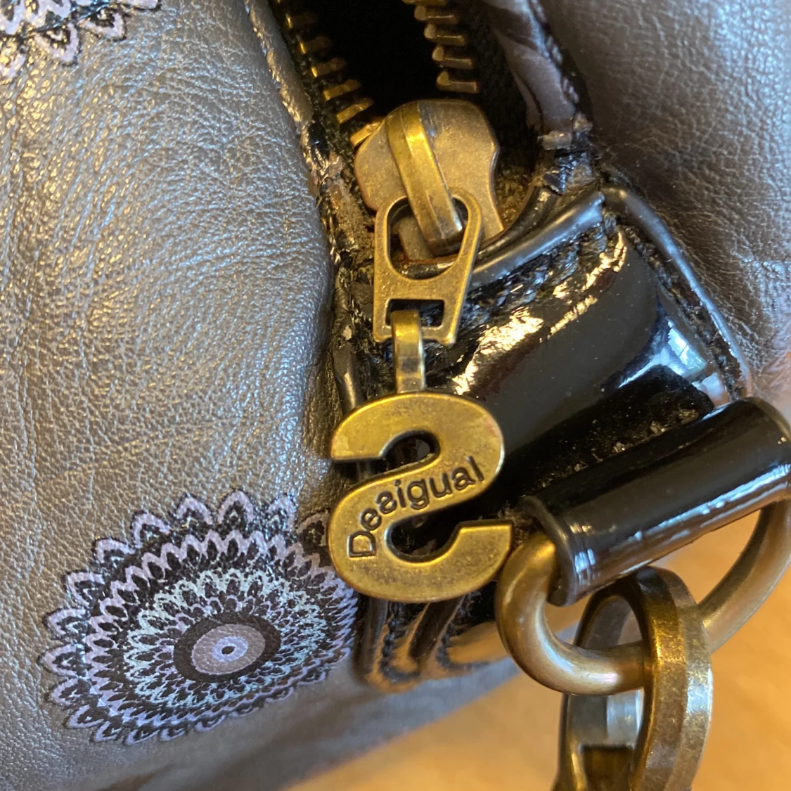 Gammal väska från min mamma är i relativt bra skick andvänd mycket💗 - 92