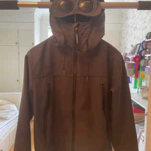Cp company Shell jacka  - Snabb affär. Bra kvalitet, vatten tätt. Kontakta angående frågor