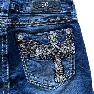 Snygga miss me jeans - Snygga miss me jeans som passar till många plagg, väldigt fräscha. Cond: 8/10. Inget övertramp ned till på byxorna. Strlk: 26. Vid frågor eller mer bilder hör av er!