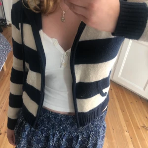 Stickad zip up - Jätte fin stickad zip up tröja från Brandy Melville som jag säljer för att den inte kommer till användning. Inga defekter men lite nopprig. Pris är diskuterbart och fråga för fler bilder💗💗