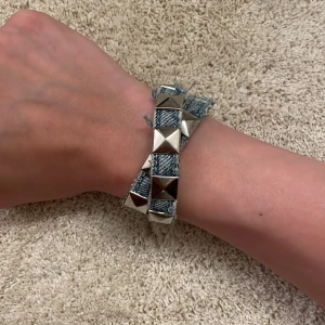 Jeans armband - Jeansarmband från ett uf företag, endast använd fåtal gånger därmed i nyskick💗