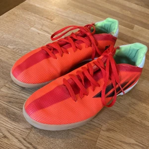 Adidas innefotbollskor  - Använda ett par gånger och i jättebra skick.