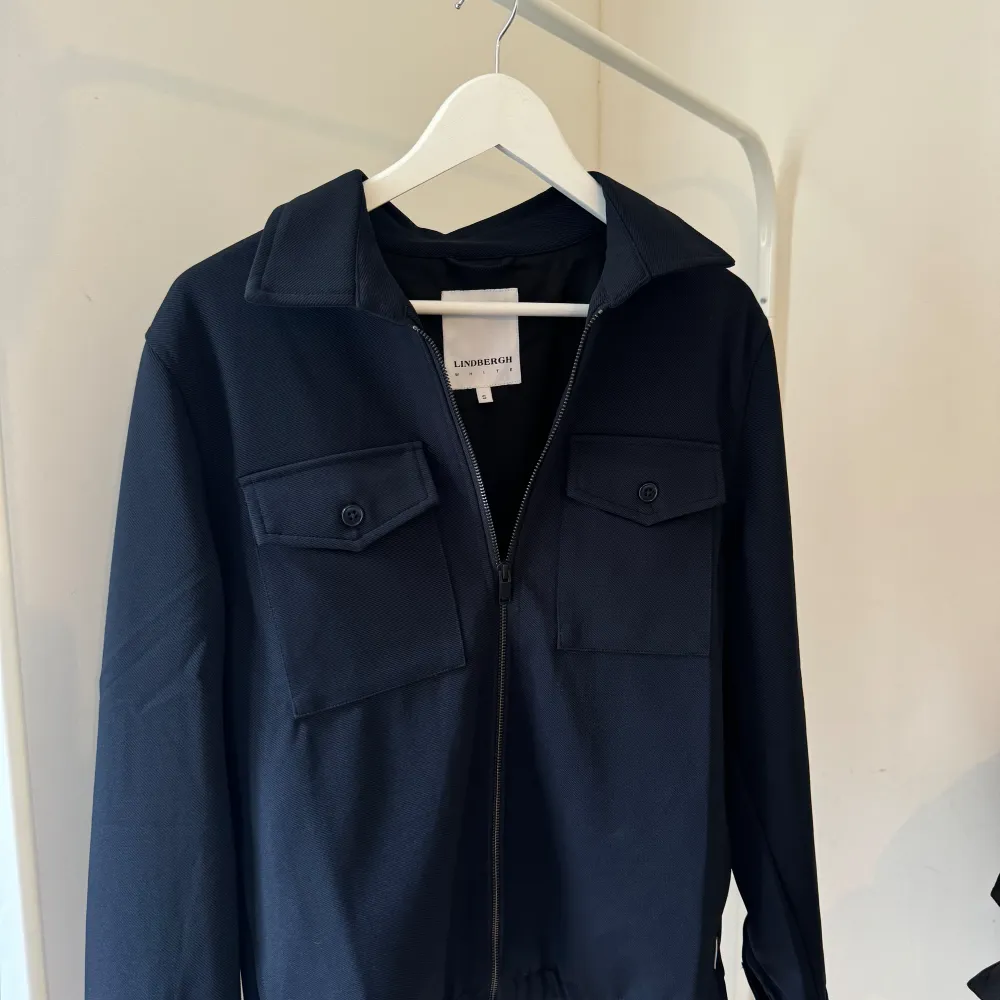 Hej! Säljer nu min Lindbergh overshirt som endast är använda ett fåtal gånger. Då jag insåg att det inte är min stil. Den är inköpt i Januari i år och är i storlek S. Jag är 173 cm och den sitter bra och är lite tightare i passformen . Jackor.