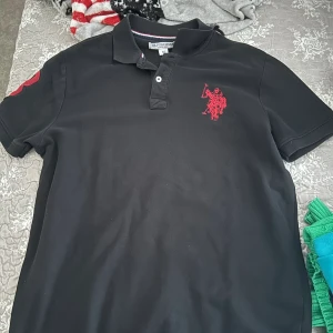 svart polo tröja - använt ett par gånger, köpt direkt från ralph lauren hemsidan