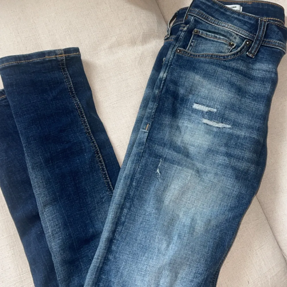 Säljer dessa snygga Jack and Jones jeans med schyssta slitningar och tvätt, aldrig använda därav säljer jag dom! Storlek 29/32👍. Jeans & Byxor.