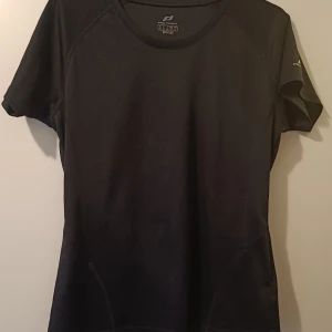 Svart tränings t-shirt  - Säljer denna då den inte passar längre. Lite sliten i trycken. Strl L.